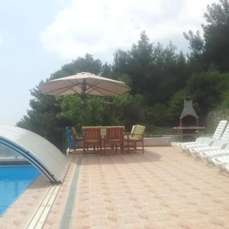 Tim Near Split With Heated Pool