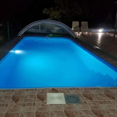 Tim Near Split With Heated Pool Vila *