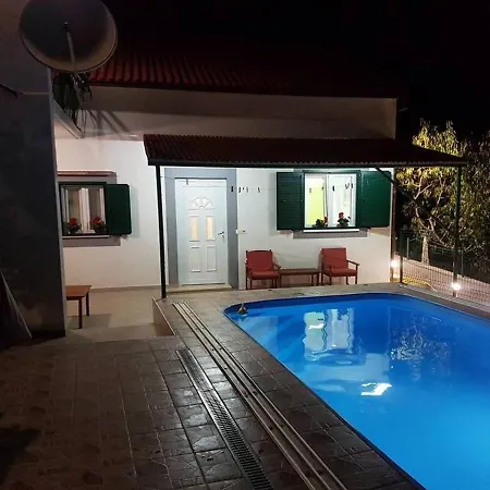 Tim Near Split With Heated Pool *